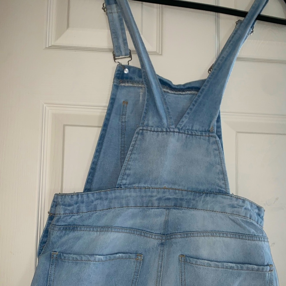 Really adorable overalls, super stylish and fits really comfortable!